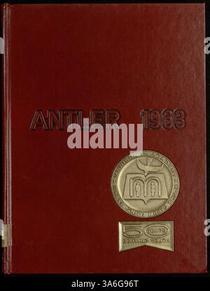 Diese Ausgabe 1963 des Jahrbuchs „Antler“ der Minnehaha Academy deckt das Schuljahr 1962-1963 ab und enthält Schülerporträts, Fotos von Lehrkräften, sportliche Highlights und Clubaktivitäten. Stockfoto