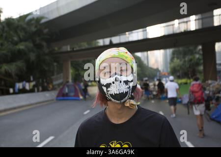 13. Oktober 2014 - Hongkong, China - Pro-Demokratie-Demonstranten treffen sich am 13. Oktober 2014 im Sit-in der Admiralität in Hongkong. Die Spannungen in Hongkong sind nach wie vor hoch, da die Pro-Demokratie-Bewegung die Straßen in Hongkong besetzt hat und offene Wahlen und den Rücktritt von Hongkongs Chef Leung Chun Ying forderte. (Bild: © Raul Ariano/ZUMA Wire/ZUMAPRESS.com) Stockfoto