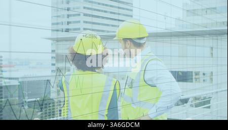 Bauexperten analysieren Daten zum Finanzwachstum auf städtischen Baustellen. Architektur, Analyse, Entwicklung, Finanzen, Teamarbeit, Planung Stockfoto