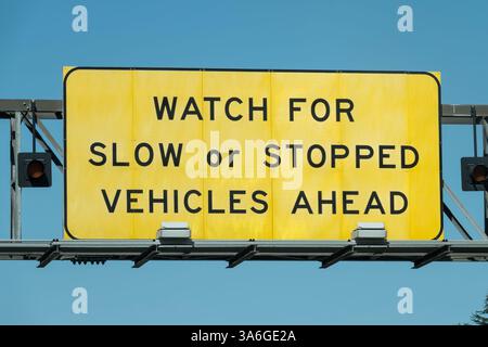 Halten Sie Ausschau nach langsamen oder angehaltenen Fahrzeugen auf dem interstate 10 Freeway in Los Angeles, Kalifornien. Stockfoto