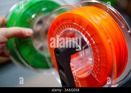 3D-Drucker-Filamentspule transparent orange grün pla petg-Versorgung Stockfoto