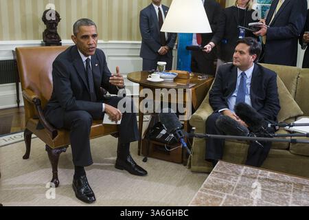 22. Oktober 2014 – Washington, District of Columbia, USA – BARACK OBAMA trifft sich mit RON KLAIN im Oval Office. Es ist Klains erster Tag als sogenannter "ebola-Zar" der Regierung. Präsident Obama sprach auch über die tragische Schießerei in Ottawa, Kanada, die früher am Tag stattfand. (Bild: © Jim Loscalzo/Pool/CNP/ZUMAPRESS.com) Stockfoto