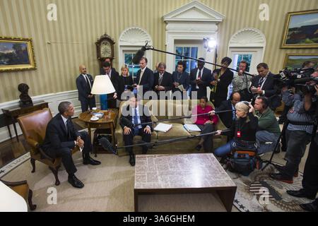 22. Oktober 2014 - Washington, District of Columbia, USA - BARACK OBAMA trifft sich mit RON KLAIN im Oval Office (C-L) zusammen mit anderen Mitgliedern des Teams, das die ebola-Maßnahmen der Obama-Regierung koordiniert, im Oval Office des Weißen Hauses. Es ist Klains erster Tag als sogenannter "ebola-Zar" der Regierung. Präsident Obama sprach auch über die tragische Schießerei in Ottawa, Kanada, früher am Tag. (Bild: © Jim Loscalzo/Pool/CNP/ZUMAPRESS.com) Stockfoto
