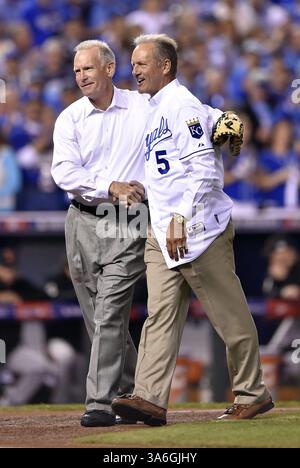 22. Oktober 2014 – Kansas City, MO, USA – John Wathan, der ehemalige Royals-Fänger John Wathan, schüttelt die Hand mit dem ehemaligen Royals-dritten Baseman George Brett, nachdem das Paar am Mittwoch, den 22. Oktober 2014, den zeremoniellen ersten Platz in Spiel 2 der World Series im Kauffman Stadium in Kansas City, Mo., versprochen hatte. (Abbildung: © John Sleezer/TNS/ZUMA Wire) Stockfoto