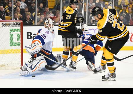 23. Oktober 2014 – Boston, Massachusetts, USA – Boston Bruins Center Chris Kelly (23) erzielt im NHL-Spiel zwischen den New York Islanders und den Boston Bruins im TD Garden in Boston, Massachusetts, ein Tor gegen den New York Islanders Torwart Chad Johnson (30). Die Islanders besiegten die Bruins 2-3 in der regulatorischen Zeit. Eric Canha/CSM(Bild: © Eric Canha/Cal Sport Media/ZUMAPRESS.com) Stockfoto