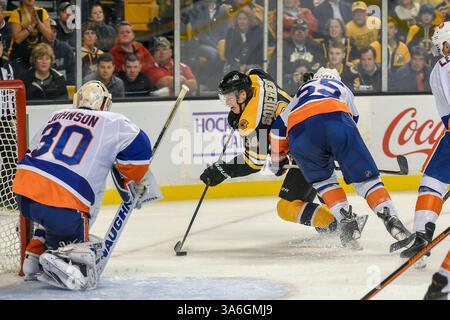 23. Oktober 2014 – Boston, Massachusetts, USA – Boston Bruins Zentrum Carl Soderberg (34) führt den Puck in Richtung Tor und Torhüter Chad Johnson (30) während des NHL-Spiels zwischen den New York Islanders und den Boston Bruins im TD Garden in Boston, Massachusetts. Die Islanders besiegten die Bruins 2-3 in der regulatorischen Zeit. Eric Canha/CSM(Bild: © Eric Canha/Cal Sport Media/ZUMAPRESS.com) Stockfoto