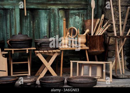 Sarajevo, Bosnien - 2. Dezember 2022: Charmante und reizvolle Vintage-Geschäfte in einer malerischen europäischen Straße Stockfoto