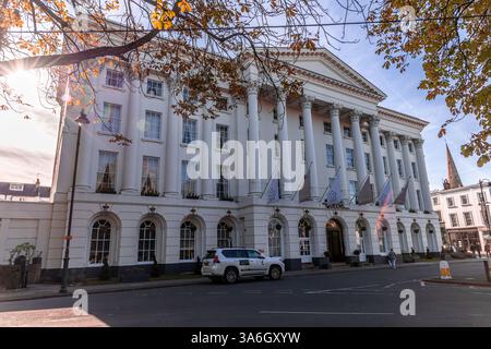 Cheltenham, Großbritannien - 15. Oktober 2023: Queens Hotel Cheltenham. 4-Sterne-Hotel neben dem Imperial Square und den Gärten. Stockfoto