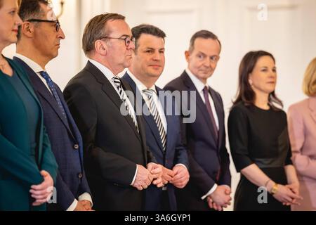 L-R Lisa Paus, Bundesministerin für Familie, Senioren, Frauen und Jugend, Cem Oezdemir, Bundesminister für Landwirtschaft und Ernaehrung, Boris Pistorius, Bundesminister der Verteidigung, Hubertus Heil, Bundesminister für Arbeit und Soziales, Volker Wissing, Bundesminister der Justiz und Bundesminister für Verkehr und Ditgitales, und Annalena Baerbock, Bundesaussenministerin, aufgenommen im Rahmen der Entlassung der Bundesregierung im Schloss Bellevue in Berlin, 25.03.2025. Berlin Deutschland *** L R Lisa Paus, Bundesministerin für Familie, Senioren, Frauen und Jugend, Cem Oezd Stockfoto