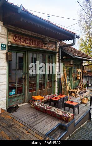 Sarajevo, Bosnien - 2. Dezember 2022: Charmante und reizvolle Vintage-Geschäfte in einer malerischen europäischen Straße Stockfoto
