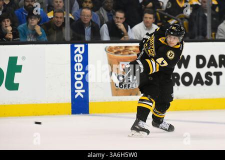 24. November 2014: Boston, Massachusetts, USA – Boston Bruins Verteidiger Torey Krug (47) während des Spiels zwischen den Pittsburgh Penguins und den Boston Bruins im TD Garden in Boston, Massachusetts. Pittsburgh besiegte Boston 3-2 in Überstunden. Eric Canha/CSM(Bild: © Eric Canha/Cal Sport Media/ZUMAPRESS.com) Stockfoto