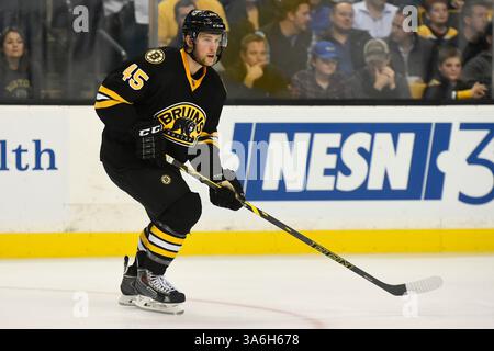 24. November 2014: Boston, Massachusetts, USA: Joe Morrow, Verteidiger der Boston Bruins (45) im NHL-Spiel zwischen den Pittsburgh Penguins und den Boston Bruins im TD Garden in Boston, Massachusetts. Pittsburgh besiegte Boston 3-2 in Überstunden. Eric Canha/CSM(Bild: © Eric Canha/Cal Sport Media/ZUMAPRESS.com) Stockfoto