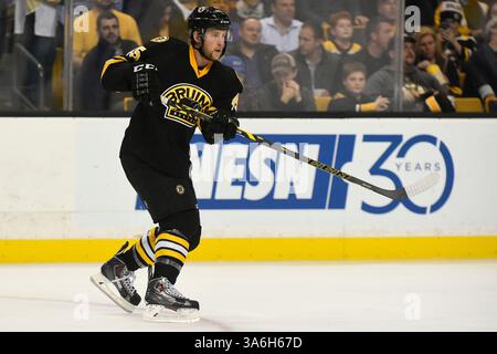 24. November 2014: Boston, Massachusetts, USA: Joe Morrow, Verteidiger der Boston Bruins (45) im NHL-Spiel zwischen den Pittsburgh Penguins und den Boston Bruins im TD Garden in Boston, Massachusetts. Pittsburgh besiegte Boston 3-2 in Überstunden. Eric Canha/CSM(Bild: © Eric Canha/Cal Sport Media/ZUMAPRESS.com) Stockfoto