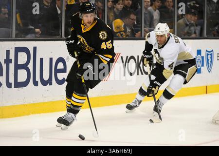 24. November 2014: Boston, Massachusetts, USA – Boston Bruins Defenseman Joe Morrow (45) und Pittsburgh Penguins Defenseman Rob Scuderi (4) im NHL-Spiel zwischen den Pittsburgh Penguins und den Boston Bruins im TD Garden in Boston, Massachusetts. Pittsburgh besiegte Boston 3-2 in Überstunden. Eric Canha/CSM(Bild: © Eric Canha/Cal Sport Media/ZUMAPRESS.com) Stockfoto