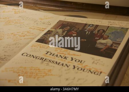 24. November 2014 - Seminole, FL, USA - Eine riesige Dankeskarte für Bill Young sammelt Staub auf einem Regal in einer Lagereinrichtung am St. Petersburg College. (Bild: © Warren Rojas/TNS/ZUMA Wire) Stockfoto