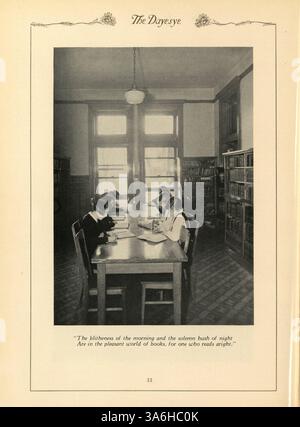 Das Dayesye Jahrbuch 1929 der St. Margaret's Academy bietet einen Überblick über die bedeutenden Ereignisse und Errungenschaften des Schuljahres 1928-1929, einschließlich Akademiker, Leichtathletik und Studentenorganisationen. Stockfoto