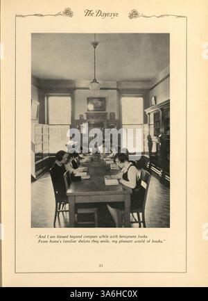 Das Dayesye Jahrbuch 1929 der St. Margaret's Academy bietet eine umfassende Aufzeichnung der akademischen, sozialen und sportlichen Ereignisse, die das Schuljahr 1928–1929 geprägt haben. Stockfoto