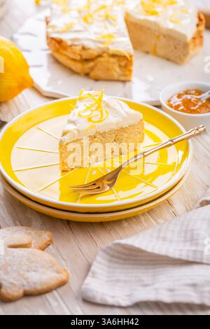 Hausgemachter Mandelzitronenkäsekuchen, Gluten- und zuckerfrei, kohlenhydratarm Stockfoto