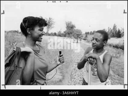 Das Sommerjugendprogramm bot während der Sommermonate Ausbildung und Arbeitsplätze für Schüler mit niedrigem Einkommen. Dieser Student, der für das Programm „Comprehensive Employment and Training Act“ (CETA) eingeschrieben ist, führt ein Interview im Rahmen der Jugendbeschäftigungsinitiative durch. Stockfoto