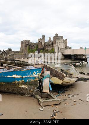 Am Strand sitzen zwei Boote, von denen eins blau und das andere weiß ist. Die Szene ist friedlich und ruhig, mit den Booten und dem Schloss in Th Stockfoto