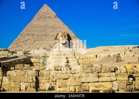 Faszinierender Blick auf die alte große Sphinx und die Khafre-Pyramide, die ägyptische Geschichte und Kultur zeigt Stockfoto