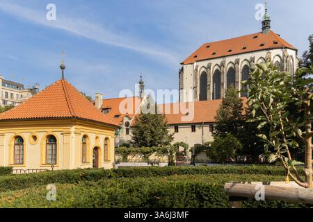 Die Kirche unserer Lieben Frau vom Schnee aus dem Franziskanergarten (Frantiskanska zahrada) in Prag. Stockfoto
