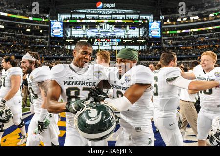 Von links nach rechts, Linebacker Chris Frey, Empfänger Tres Barksdale, Cornerback Darian Hicks, Quarterback Tommy Vento, und Sieger Brandon Sowards feiert ihren Sieg über die Baylor Bears zusammen mit anderen Mitgliedern der Michigan State Spartans nach dem 79. Goodyear Cotton Bowl Classic im AT&T Stadium Donnerstag, 1. Januar 2015, in Arlington, Texas. (Bild: © Michael Prengler/Cal Sport Media/ZUMAPRESS.com) Stockfoto