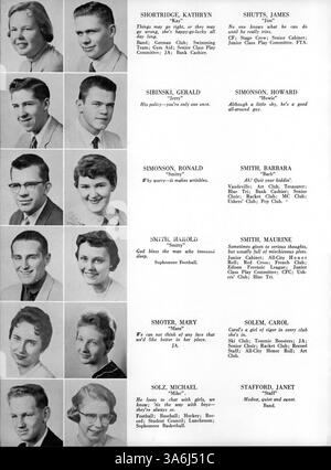 Das Jahrbuch „Wizard“ 1957 von der Edison High School bietet einen detaillierten Einblick in das Schülerleben, die Leichtathletik, die Vereine und die wichtigsten Ereignisse aus dem Schuljahr 1956-1957. Stockfoto