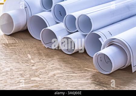 Set von Bauwalzen auf Holzeichen-Brettern-Baukonzept Stockfoto