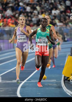 Georgia Hunter Bell aus Großbritannien und Diribe Welteji aus Äthiopien traten im 1500-m-Finale bei den Leichtathletik-Hallenweltmeisterschaften in Nanjing an Stockfoto