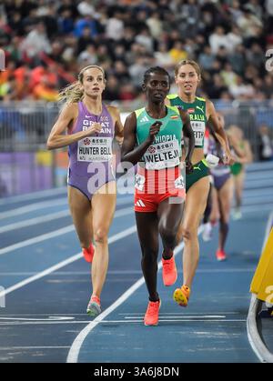 Georgia Hunter Bell aus Großbritannien und Diribe Welteji aus Äthiopien traten im 1500-m-Finale bei den Leichtathletik-Hallenweltmeisterschaften in Nanjing an Stockfoto