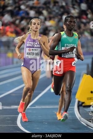 Georgia Hunter Bell aus Großbritannien und Diribe Welteji aus Äthiopien traten im 1500-m-Finale bei den Leichtathletik-Hallenweltmeisterschaften in Nanjing an Stockfoto