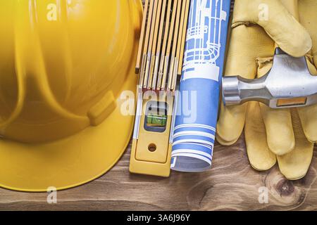 Technische Zeichnung Schutzhelm Schutzhandschuhe Klauenhammer Holzmessgerät Bauhöhe Stockfoto