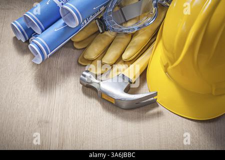 Sicherheitsbekleidung Blaupausen Klauenhammer auf Holzbrettkonstruktion Konzept Stockfoto
