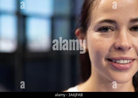 Lächelnde Frau genießt Padel-Tennis-Match, zeigt Aufregung und Energie, Kopierraum Stockfoto