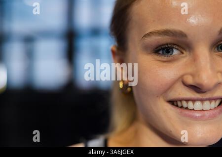 Lächelnde Frau genießt Padel-Tennis-Match, zeigt Aufregung und Energie, Kopierraum Stockfoto