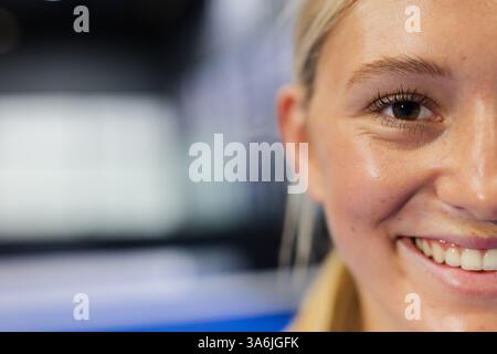 Lächelnde Frau genießt Padel-Tennis-Match, zeigt Aufregung und Glück, Kopierraum Stockfoto
