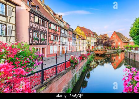 Colmar, Elsass, Frankreich. Petite Venice, Wasserkanal und traditionelle Fachwerkhäuser. Stockfoto