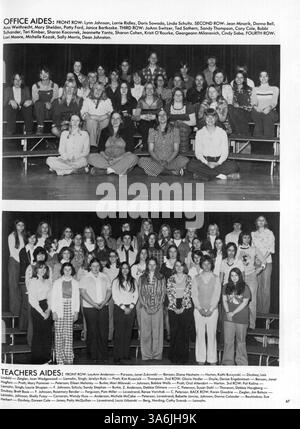 Diese Ausgabe des Jahrbuchs „76 Wizard“ der Edison High School aus dem Jahr 1976 fängt das Wesen des Schuljahres 1975-1976 ein und dokumentiert das Leben der Schüler, Leichtathletik, Clubs, Lehrer, und afroamerikanische Geschichte. Stockfoto