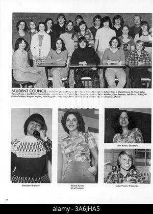 Diese Ausgabe des Jahrbuchs „76 Wizard“ von der Edison High School 1976 dokumentiert die Schülerschaft, die Fakultät, die Sportmannschaften, die Vereine und die wichtigsten Ereignisse des Schuljahres 1975-1976 mit einem Schwerpunkt auf der Geschichte der afroamerikanischen Bevölkerung. Stockfoto