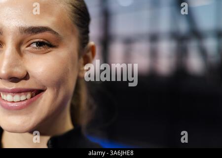 Lächelnde Frau genießt Padel-Tennis-Match, zeigt Aufregung und Energie, Kopierraum Stockfoto