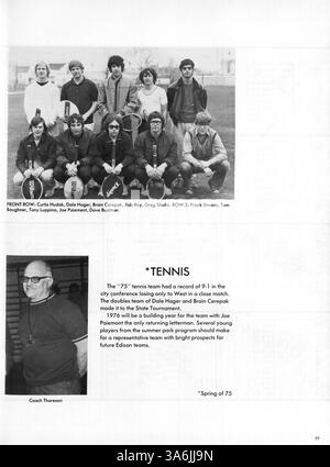 Die Ausgabe 1976 des Jahrbuchs „76 Wizard“ der Edison High School dokumentiert das Schuljahr 1975-1976 mit Berichten über das Studentenleben, Leichtathletik, Clubs, Lehrerhighlights und afroamerikanische Geschichte. Stockfoto