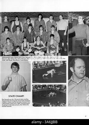 Die Ausgabe 1976 des Jahrbuchs „76 Wizard“ der Edison High School spiegelt das Schuljahr 1975-1976 mit einem detaillierten Blick auf Schüleraktivitäten, Leichtathletik, Clubs, Lehrkräfte und Beiträge zur Geschichte der afroamerikanischen Bevölkerung wider. Stockfoto