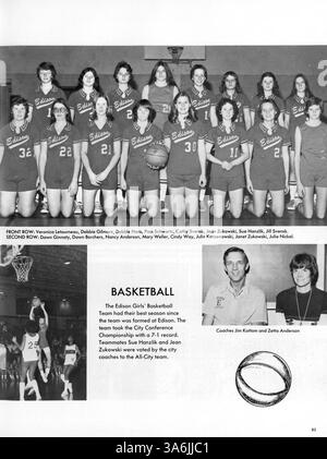Diese Ausgabe des Jahrbuchs „76 Wizard“ der Edison High School aus dem Jahr 1976 enthält wichtige Ereignisse aus dem Schuljahr 1975-1976, darunter Schülerporträts, Schulclubs, sportliche Veranstaltungen und historische Höhepunkte der afroamerikanischen Geschichte. Stockfoto