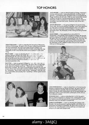 Diese Ausgabe des Jahrbuchs „76 Wizard“ von 1976 beleuchtet wichtige akademische und sportliche Veranstaltungen, Vereine und die Rolle der afroamerikanischen Geschichte während des Schuljahres 1975-1976 an der Edison High School. Stockfoto