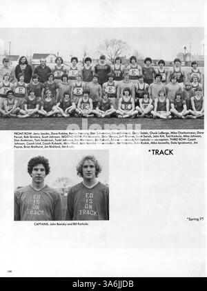 Diese Ausgabe des Jahrbuchs „76 Wizard“ der Edison High School aus dem Jahr 1976 bietet einen umfassenden Einblick in das Schuljahr 1975-1976, mit Schülerporträts, sportlichen Leistungen, Lehrerprofilen und der Rolle der afroamerikanischen Geschichte. Stockfoto