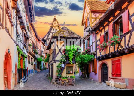 Eguisheim, Frankreich. Bunte Fachwerkhäuser im Elsass. Stockfoto