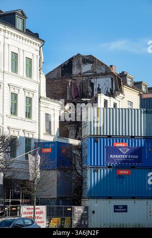 HELSINGBORG, SCHWEDEN - 07. MÄRZ 2025: Die ausgebrannte Hülle des Hotels Karnan an der Hauptstraße der Stadt nach einem verheerenden Brand zerstörte das Gebäude Stockfoto