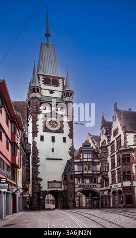 Das Kunstwerk zeigt einen historischen Uhrenturm in Freiburg, das Martinstor oder Martins Tor. Stockfoto