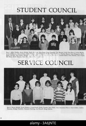 Das 1984 South View Jr. Das High Yearbook dokumentiert wichtige Momente aus dem Schuljahr 1983-1984, darunter Aktivitäten der Schüler, akademische Höhepunkte, Sportveranstaltungen und die Beteiligung der Fakultät. Es bietet einen umfassenden Einblick in das Leben der Schüler anhand des jährlichen Schuljahrbuchs. Stockfoto